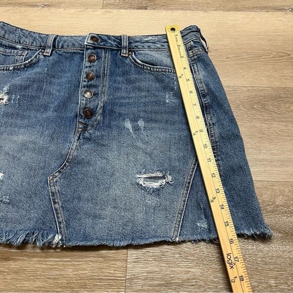 Free People A-Line Mini Skirt Size 31 Blue Distressed Denim Button Fly Raw Hem - Picture 2 of 7